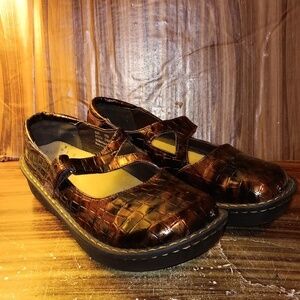 Savvy nursing shoes slip resistant
